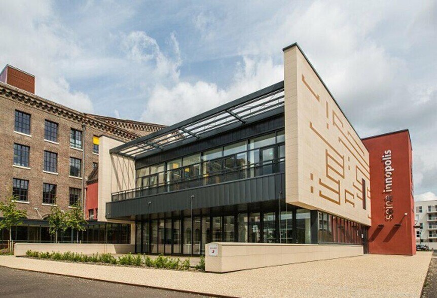 Office in Le Petit-Quevilly for lease - Building Photo - Image 1 of 3