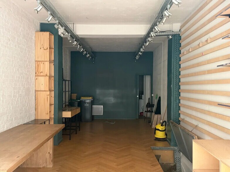 Rue De Rennes, Paris for lease - Interior Photo - Image 2 of 3