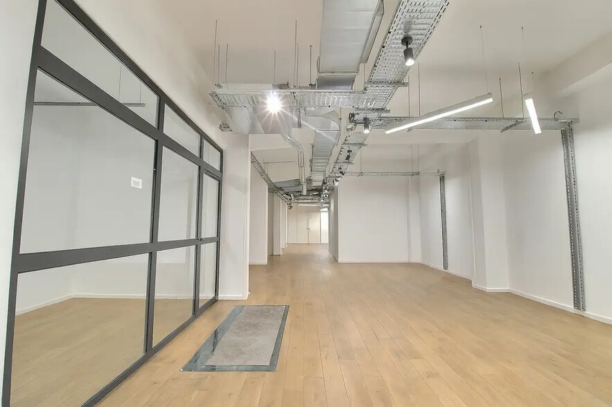 40 Rue De Paradis, Paris for sale - Interior Photo - Image 2 of 5