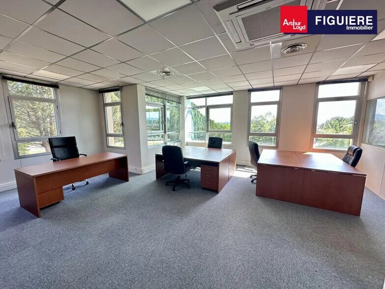 1090 Rue René Descartes, Aix-en-Provence for sale - Interior Photo - Image 2 of 7