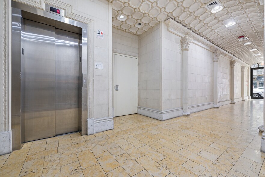 35-37 E Broadway, New York, NY for lease - Lobby - Image 2 of 10