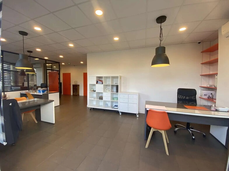 Retail in Rosny-sous-Bois for lease - Interior Photo - Image 2 of 8