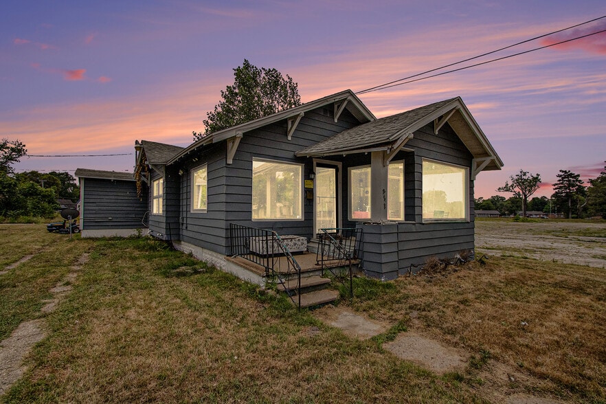 952 Pipestone St, Benton Harbor, MI for sale - Building Photo - Image 1 of 16