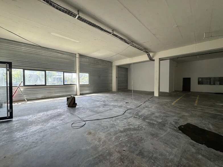 Flex in Taverny for lease - Interior Photo - Image 3 of 31