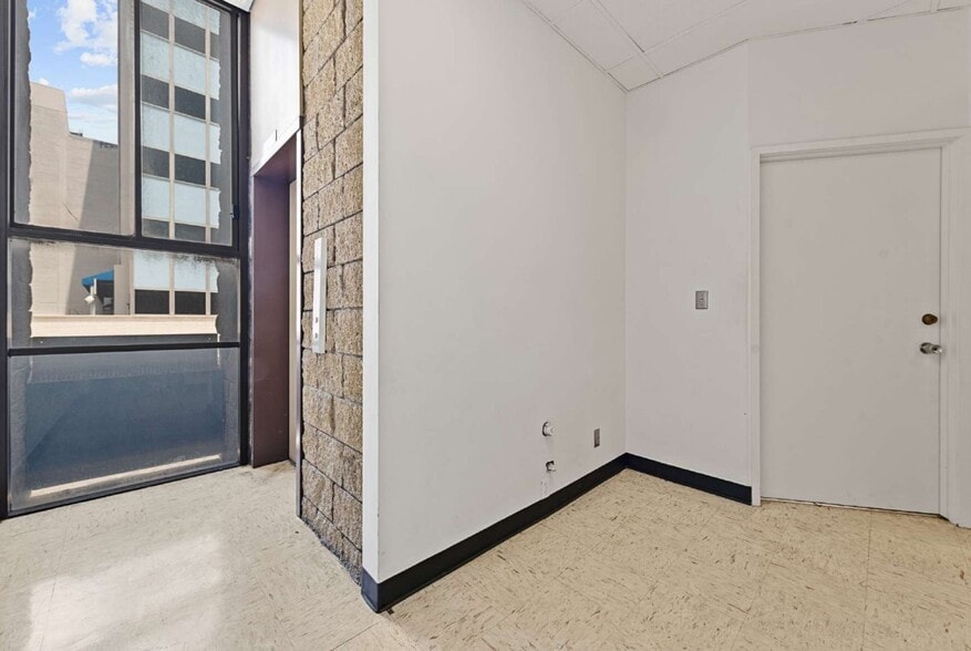 316 E 2nd St, Los Angeles, CA for lease - Interior Photo - Image 2 of 6