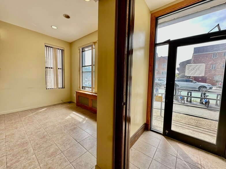 3005 31st Ave, Astoria, NY for lease - Building Photo - Image 3 of 22