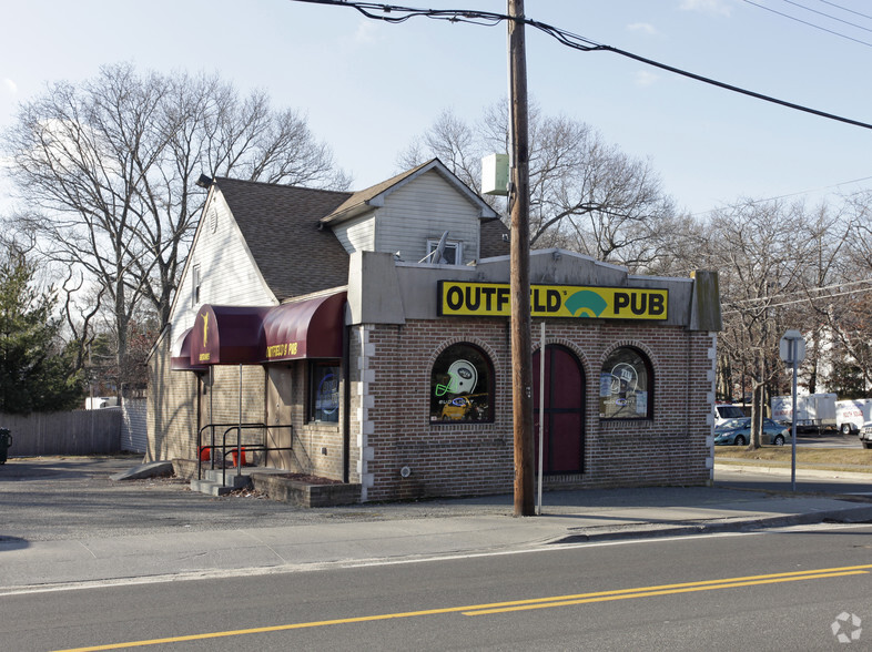 168 Carleton Ave, East Islip, NY for sale - Primary Photo - Image 1 of 1