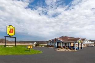 Super 8 by Wyndham Newcomerstown - Motel