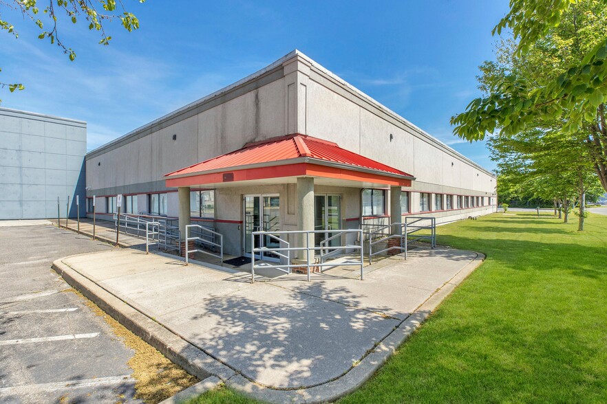 200 Adams Blvd, Farmingdale, NY for lease - Building Photo - Image 2 of 11