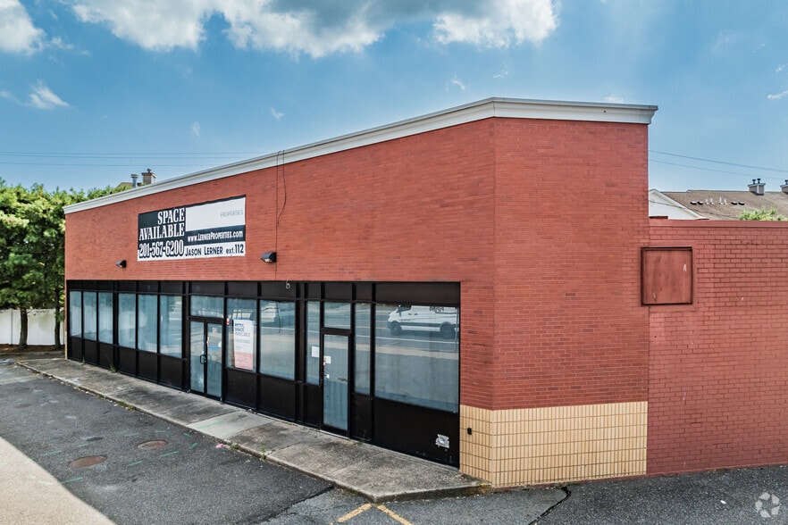 20-74 Deer Park Ave, North Babylon, NY for lease - Primary Photo - Image 2 of 5