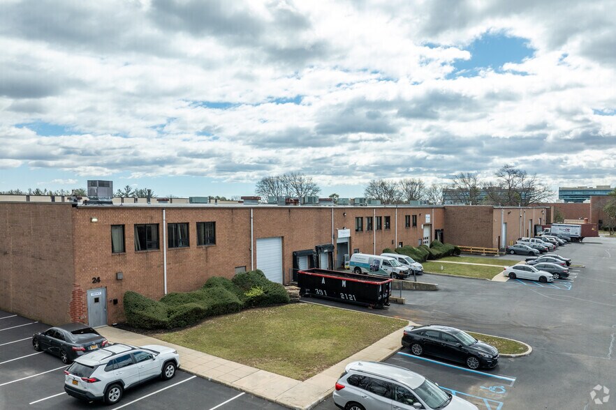 20-24 Commerce Dr, Hauppauge, NY for sale - Primary Photo - Image 1 of 1