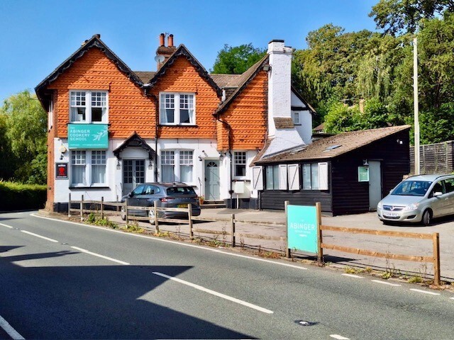 Guildford Rd, Dorking for sale - Primary Photo - Image 1 of 4