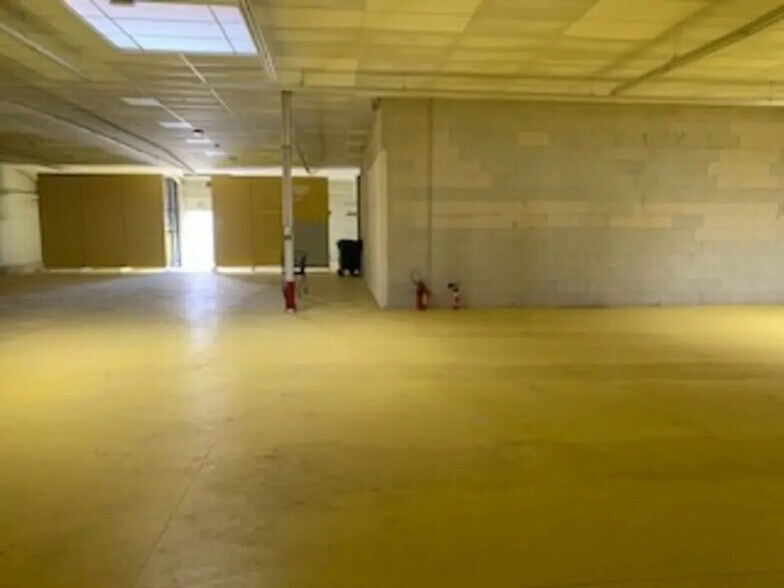 Retail in Orange for lease - Interior Photo - Image 3 of 7