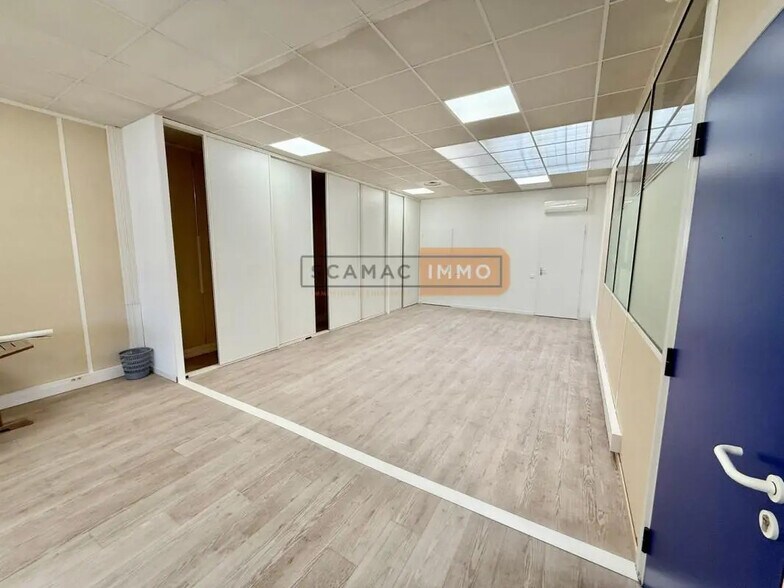 Office in Fréjus for lease - Interior Photo - Image 2 of 6