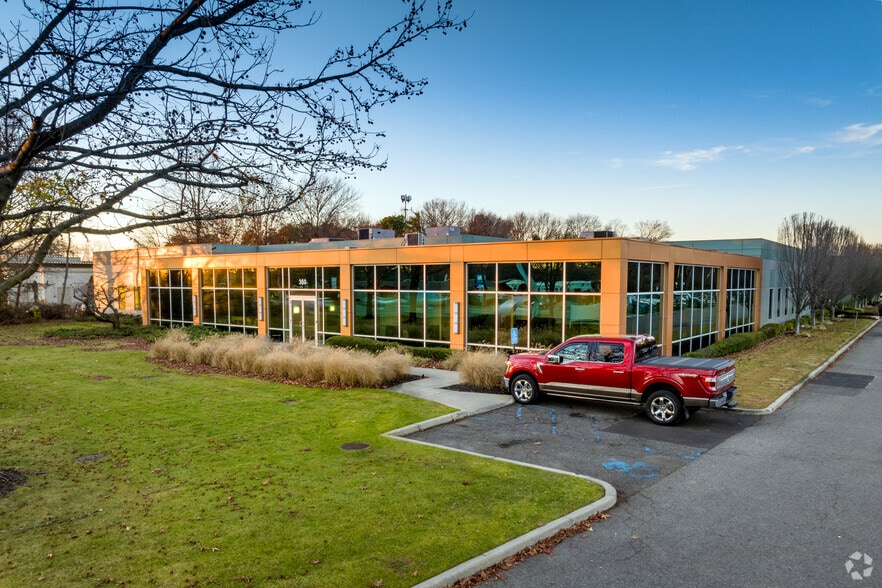 360 Motor Pky, Hauppauge, NY for sale - Primary Photo - Image 1 of 1