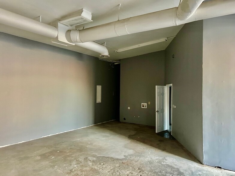 2529 Merrell Rd, Dallas, TX for lease - Interior Photo - Image 3 of 11