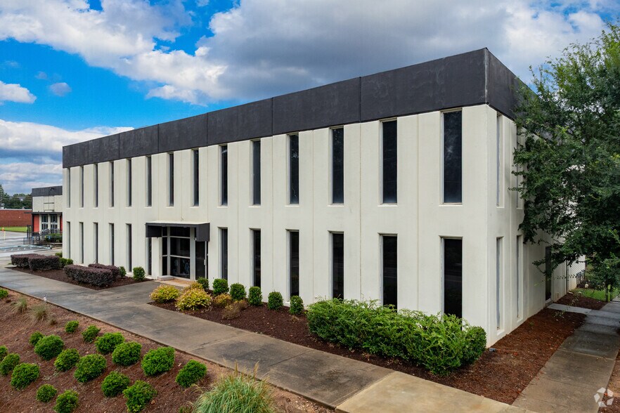 421 DeKalb Industrial Way, Decatur, GA for lease - Primary Photo - Image 1 of 5