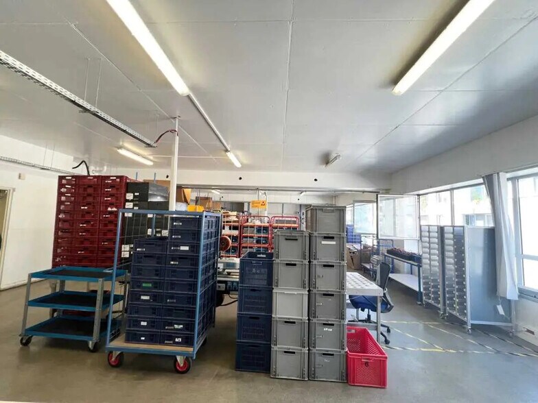 Flex in Paris for lease - Interior Photo - Image 3 of 4