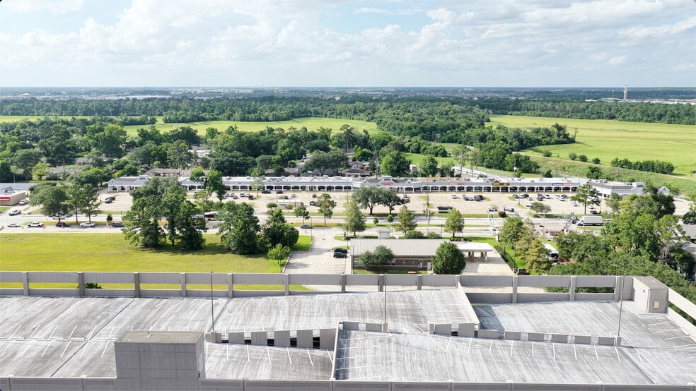351-403 Greens Rd, Houston, TX for lease - Building Photo - Image 3 of 9