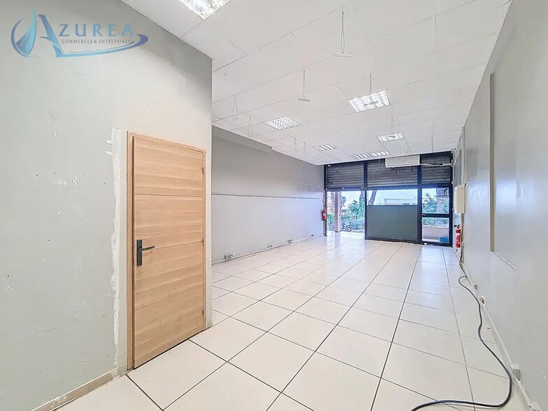 Retail in Nice for lease - Interior Photo - Image 2 of 5