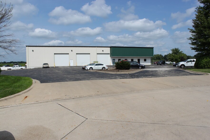 301 N Commerce Pl, Peoria, IL for sale - Building Photo - Image 1 of 1