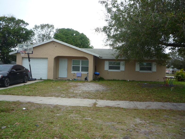 St Lucie County & Indian River County portfolio of 13 properties for sale on LoopNet.com - Building Photo - Image 2 of 12