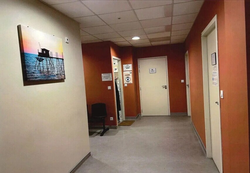 Retail in Lescar for lease - Interior Photo - Image 2 of 2