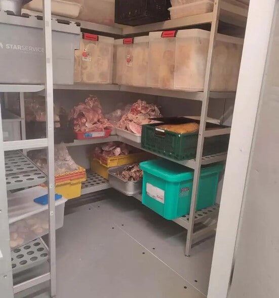 Flex in Rouen for lease - Interior Photo - Image 3 of 5