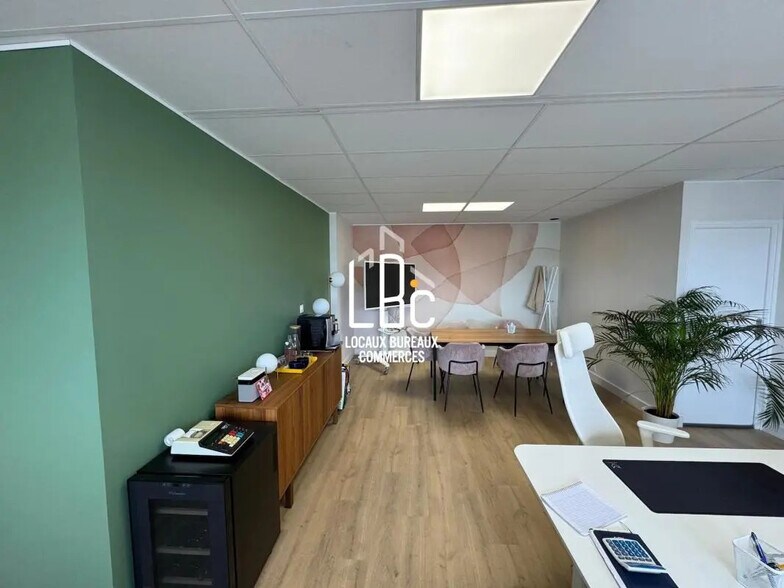 170 Rue Gustave Eiffel, Saint-Herblain for lease - Interior Photo - Image 2 of 7