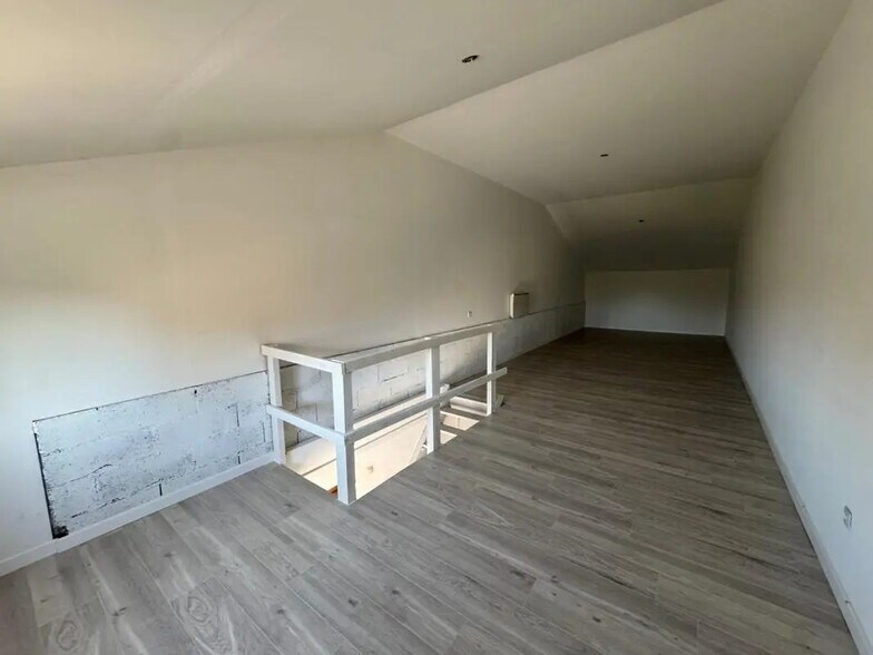 Office in Porcheville for lease - Interior Photo - Image 3 of 10