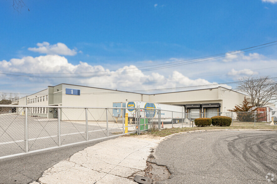 1 Adams Blvd, Farmingdale, NY for lease - Primary Photo - Image 1 of 4