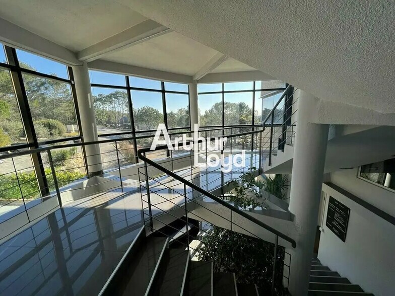 Office in Valbonne for lease - Interior Photo - Image 2 of 8