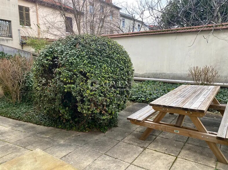 Office in Lyon for lease - Building Photo - Image 2 of 6