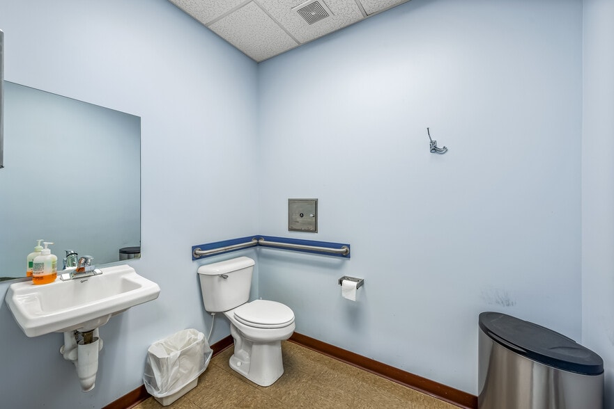 2202 Jordan Rd SW, Fort Payne, AL for sale - Interior Photo - Image 3 of 118