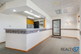 3900 River Ridge Dr NE, Cedar Rapids, IA for lease Interior Photo- Image 2 of 28