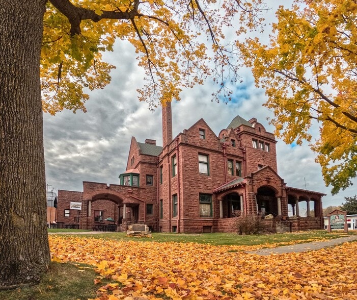 623 Broadway St, Baraboo, WI for sale - Building Photo - Image 1 of 43
