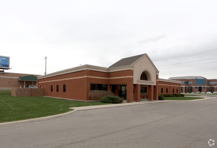6075 E Broad St, Columbus, OH for lease - Primary Photo - Image 1 of 5