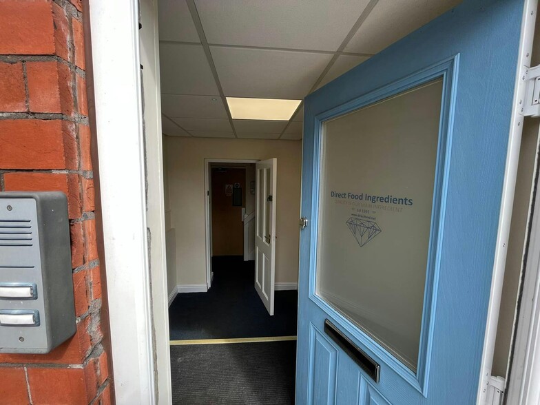 70 Waters Green, Macclesfield for sale - Building Photo - Image 3 of 47