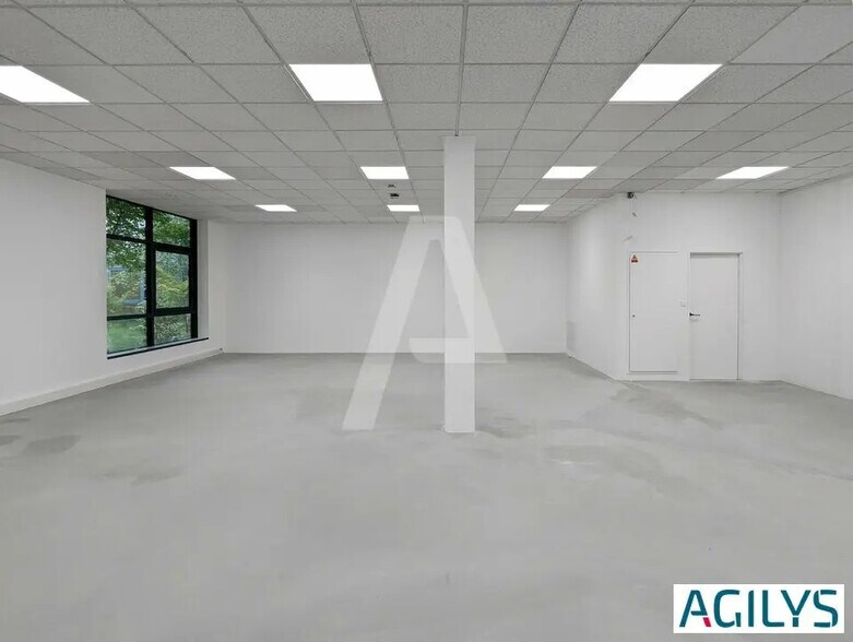 Flex in Saclay for lease - Building Photo - Image 3 of 8