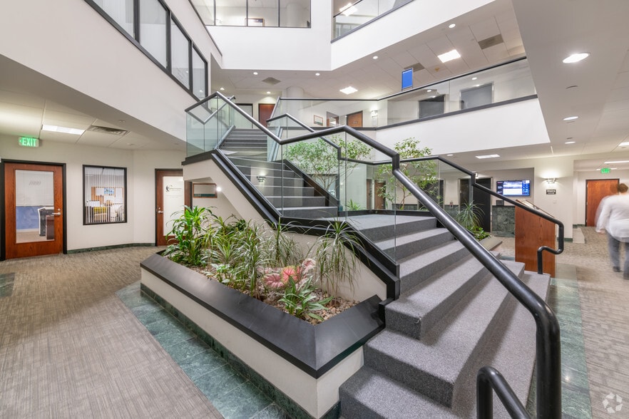 92 Montvale Ave, Stoneham, MA for lease - Building Photo - Image 3 of 6
