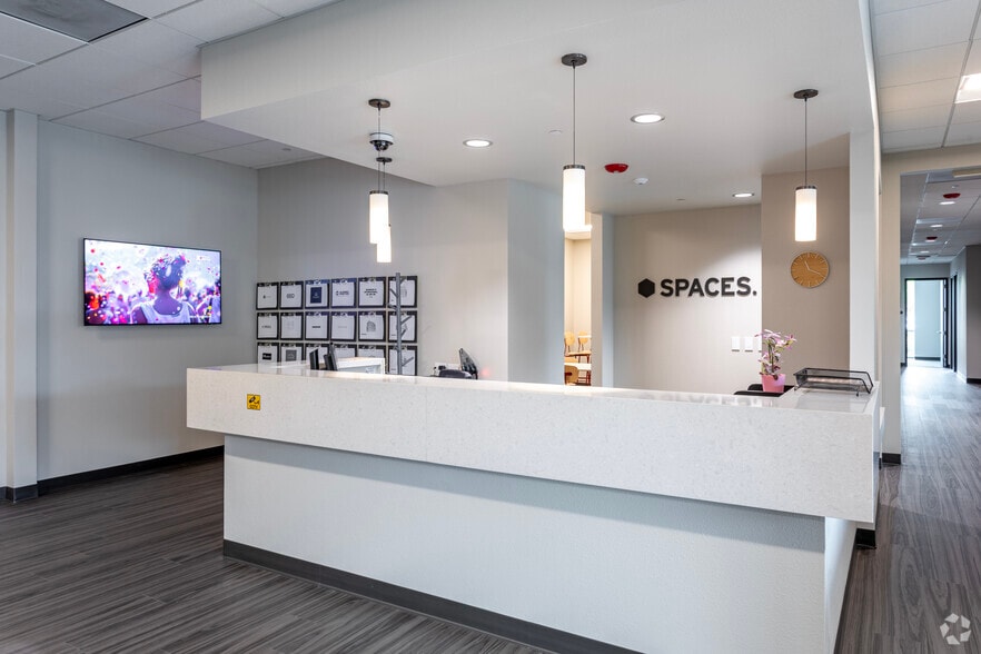 265 E River Park Cir, Fresno, CA for lease - Building Photo - Image 1 of 30