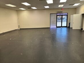 10444-10458 Sentinel St, San Antonio, TX for lease Interior Photo- Image 2 of 6