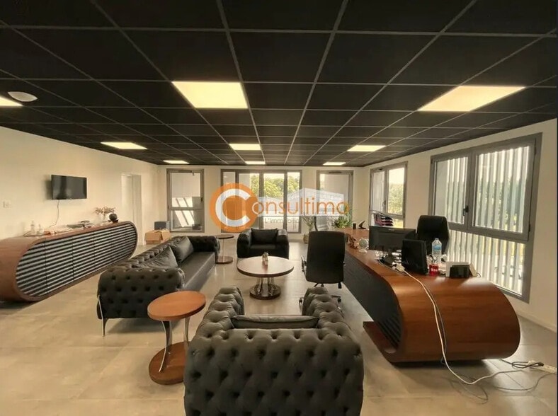 Office in Montussan for lease - Interior Photo - Image 2 of 8