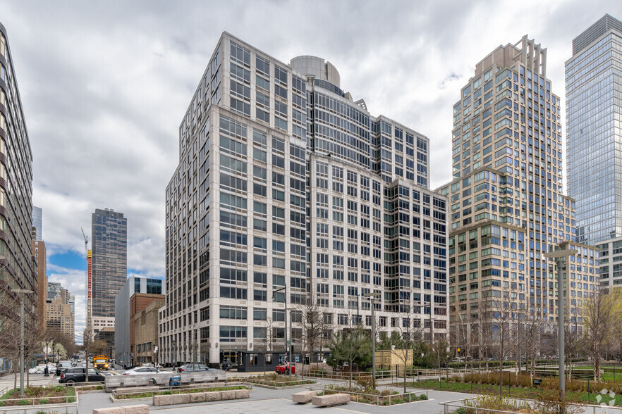 100 Riverside Blvd, New York, NY for sale - Primary Photo - Image 1 of 7