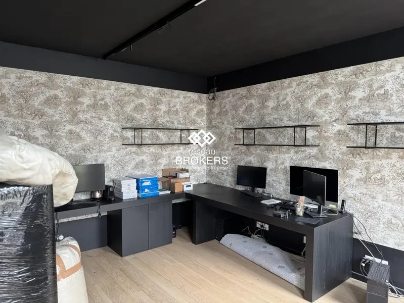 Retail in Lyon for lease Interior Photo- Image 1 of 6