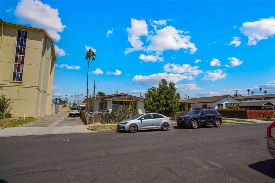 1739 W 53rd St, Los Angeles, CA for sale - Building Photo - Image 3 of 11