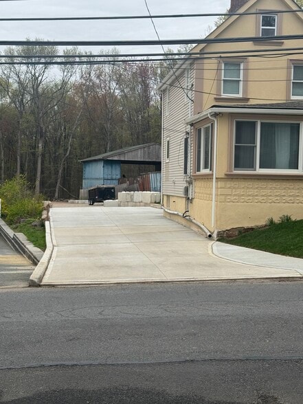 331 Sharrotts Rd, Staten Island, NY for lease - Building Photo - Image 2 of 3