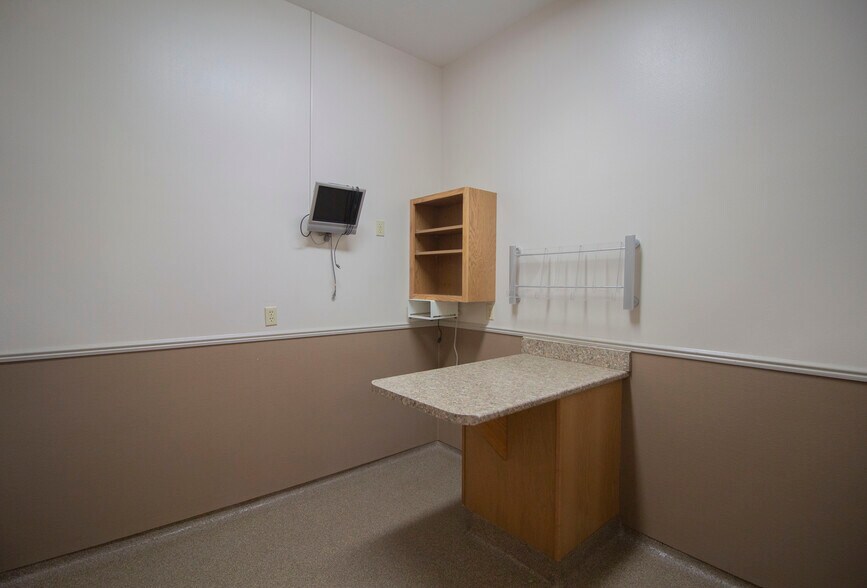 32251 E Red Arrow Hwy, Paw Paw, MI for sale - Interior Photo - Image 3 of 17