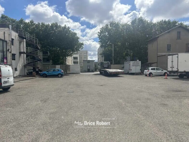 Office in Vaulx-en-Velin for lease - Building Photo - Image 2 of 3