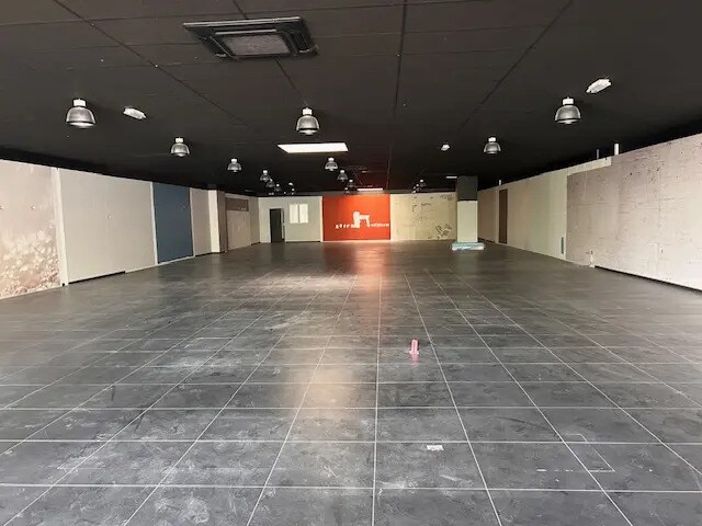 Retail in Maurepas for lease - Interior Photo - Image 1 of 4